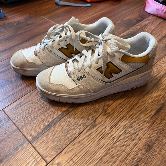 New Balance 550 in Cream and Gold - Picture 9 of 9